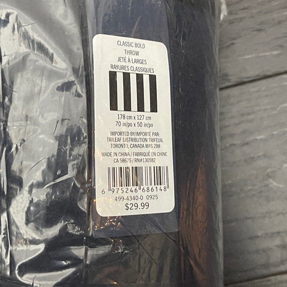 NEW RARE Hudson Bay Company Classic Bold Stripes Throw Blanket 70in x 50in - Picture 5 of 6